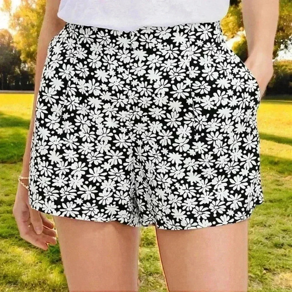 Loft Pleated Black and White Pull On Shorts in Daisy Women's Size Small. - Picture 1 of 7